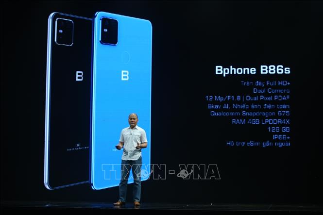 Trong ảnh: Ông Nguyễn Tử Quảng, Chủ tịch kiêm Tổng giám đốc Bkav giới thiệu về Bphone B86. Ảnh: Minh Quyết - TTXVN