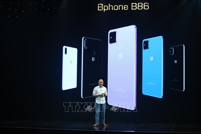 Trong ảnh: Ông Nguyễn Tử Quảng, Chủ tịch kiêm Tổng giám đốc Bkav giới thiệu về Bphone B86. Ảnh: Minh Quyết - TTXVN