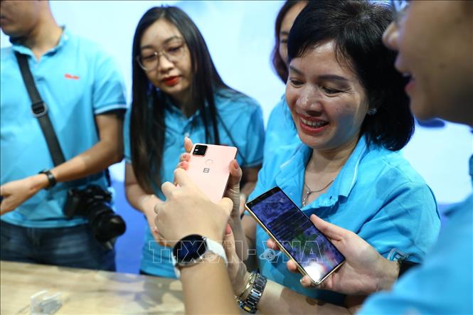 Trong ảnh: Trải nghiệm các phiên bản Bphone mới ra mắt. Ảnh: Minh Quyết - TTXVN