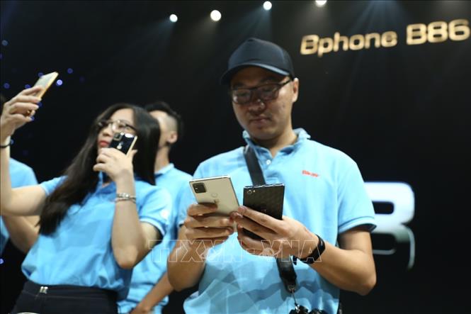 Trong ảnh: Trải nghiệm các phiên bản Bphone mới ra mắt. Ảnh: Minh Quyết - TTXVN