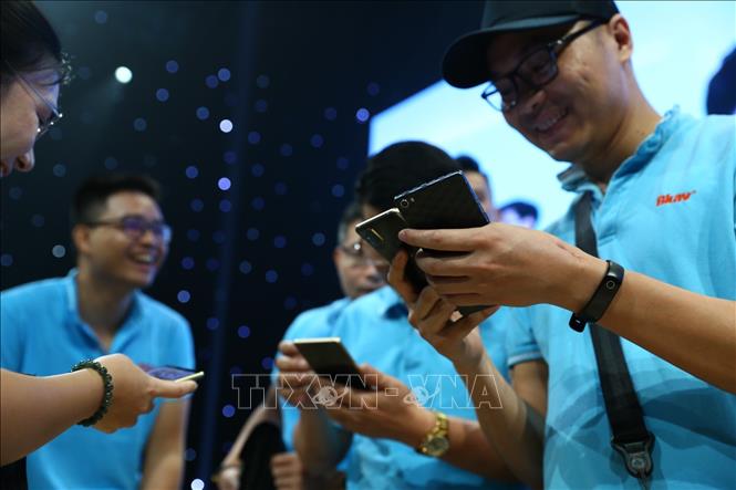 Trong ảnh: Trải nghiệm các phiên bản Bphone mới ra mắt. Ảnh: Minh Quyết - TTXVN