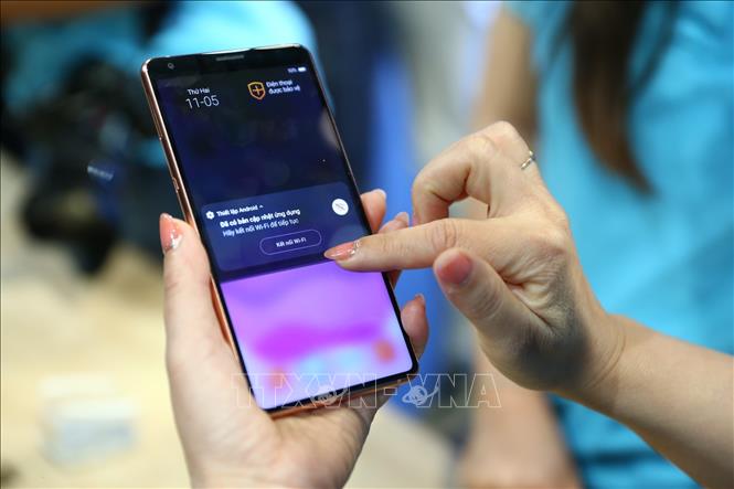 Trong ảnh: Trải nghiệm các phiên bản Bphone mới ra mắt. Ảnh: Minh Quyết - TTXVN