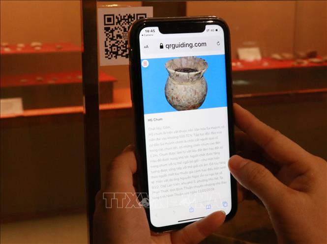 Trong ảnh: Sử dụng điện thoại thông minh quét mã tem QR code để truy xuất thông tin về hiện vật ở Bảo tàng tỉnh Ninh Thuận. Ảnh: Nguyễn Thành – TTXVN