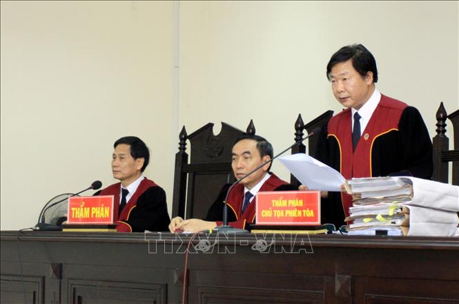 Trong ảnh: Chủ tọa phiên tòa điều hành phiên xét xử. Ảnh: Thế Duyệt – TTXVN 