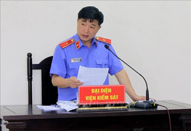 Trong ảnh: Đại diện Viện kiểm sát nhân dân cấp cao hỏi các bị cáo tại phiên xử. Ảnh: Thế Duyệt – TTXVN