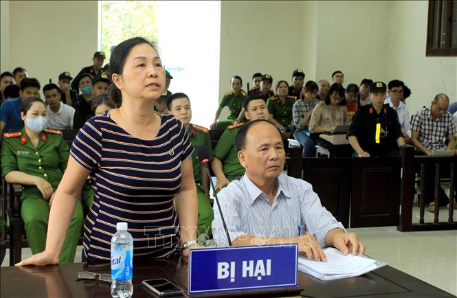 Trong ảnh: Bị hại Lê Thị Tuyết trả lời các câu hỏi của hội đồng xét xử. Ảnh: Thế Duyệt – TTXVN 