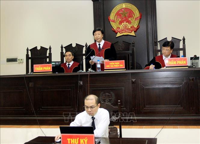 Trong ảnh: Chủ tọa phiên tòa tuyên án. Ảnh: Thế Duyệt – TTXVN 