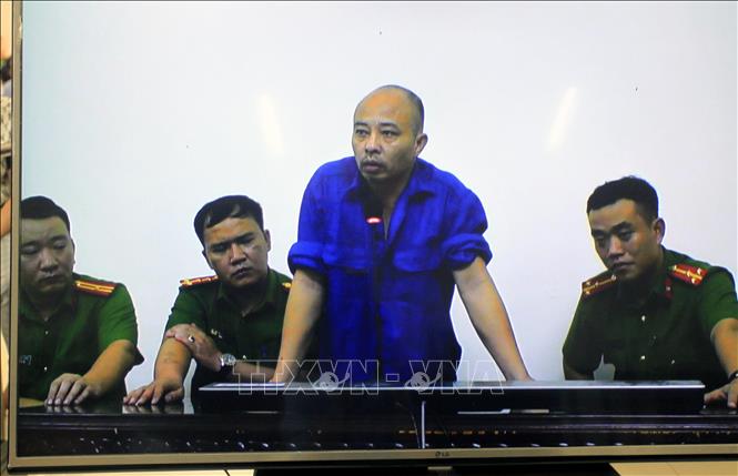 Trong ảnh: Tại phiên xử Nguyễn Xuân Đường (còn gọi là Đường Nhuệ) được triệu tập đến tòa nhưng bố trí ở một phòng khác trả lời trực tuyến hội đồng xét xử. Ảnh: Thế Duyệt – TTXVN 