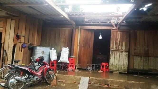 Trong ảnh: Mưa to kèm theo lốc xoáy đã làm 140 mái nhà của các hộ dân ở xã Hương Xuân và Hương Vĩnh bị hư hỏng và tốc mái. Ảnh: TTXVN phát