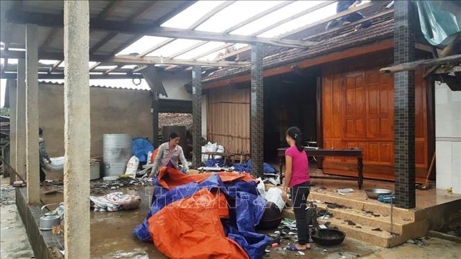 Trong ảnh: Mưa to kèm theo lốc xoáy đã làm 140 mái nhà của các hộ dân ở xã Hương Xuân và Hương Vĩnh bị hư hỏng và tốc mái. Ảnh: TTXVN phát