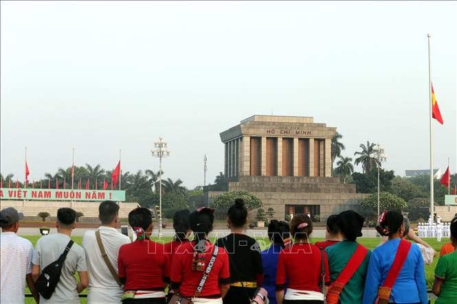Photo: Ethnic people from remote regions visit and attend the flag raising ceremony at President Ho's Mausoleum on May 19 morning, 2019. VNA Photo: Anh Tuấn