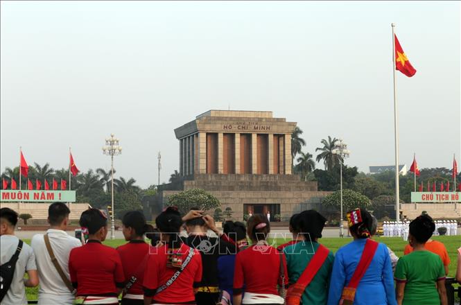 Photo: Ethnic people from remote regions visit and attend the flag raising ceremony at President Ho's Mausoleum on May 19 morning, 2019. VNA Photo: Anh Tuấn