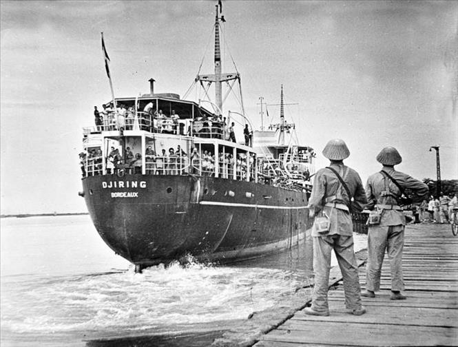 Trong ảnh: Chiếc tàu Djiring chở quân Pháp rút khỏi bến Sáu Kho (Hải Phòng), ngày 13/5/1955 dưới sự giám sát của bộ đội Việt Nam. Ảnh: Tư liệu TTXVN