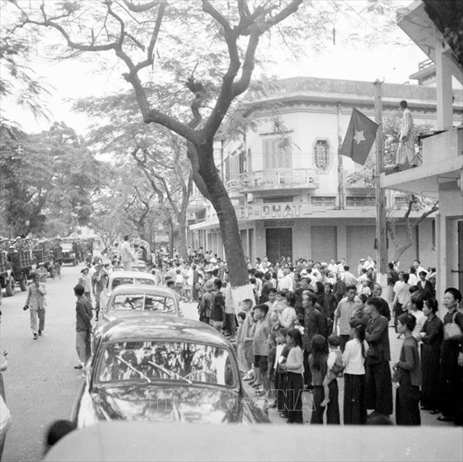 Trong ảnh: Nhân dân chào đón bộ đội vào tiếp quản khu trung tâm thành phố Hải Phòng. Ảnh: Tư liệu TTXVN