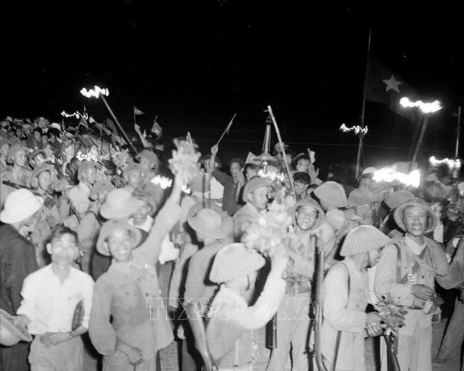 Trong ảnh: 4g sáng ngày 13/5/1955, nhân dân Hải Phòng đốt đuốc chào mừng bộ đội tiếp quản khu Trung ương. Ảnh: Tư liệu TTXVN