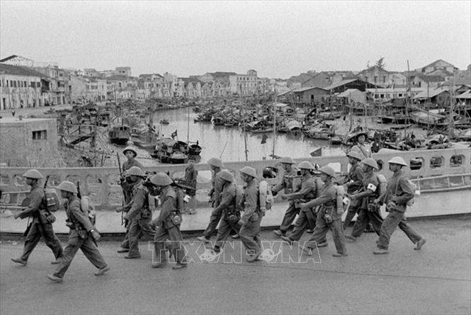 Trong ảnh: Bộ đội ta tiến vào tiếp quản Hải Phòng ngày 13/5/1955. Ảnh: Tư liệu TTXVN