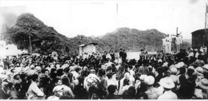 Trong ảnh: Bác Hồ về thăm làng cá Cát Hải (Hải Phòng), ngày 31/3/1959. Ảnh: Tư liệu TTXVN