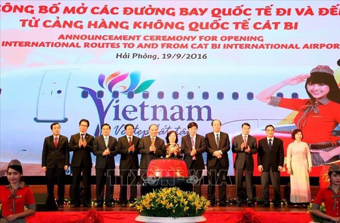 Trong ảnh: Thủ tướng Nguyễn Xuân Phúc dự lễ mở đường bay Hải Phòng-Seoul (Hàn Quốc) và Hải Phòng-Bangkok (Thái Lan), chiều 19/9/2016. Ảnh: Thống Nhất-TTXVN
