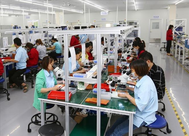 Trong ảnh: Dây chuyền sản xuất cuộn cảm in đa tầng và cuộn cảm dây cuốn xuất khẩu tại Công ty TNHH điện tử Chilisin Việt Nam, vốn đầu tư của Đài Loan-Trung Quốc, tại Khu công nghiệp VSIP Hải Phòng. Ảnh: Danh Lam – TTXVN