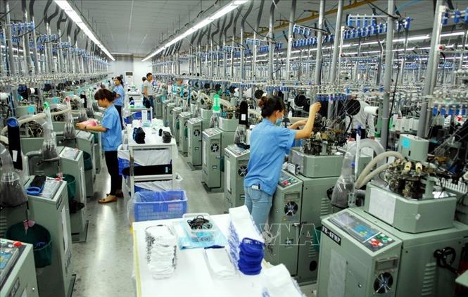 Trong ảnh: Dây chuyền sản xuất tất xuất khẩu mới đưa vào hoạt động tại Công ty TNHH Jasan Việt Nam (vốn đầu tư Trung Quốc) trong Khu công nghiệp VSIP Hải Phòng - một trong những KCN thu hút nhiều nhà đầu tư nước ngoài nhất trong KKT Đình Vũ-Cát Hải. Ảnh: Danh Lam – TTXVN