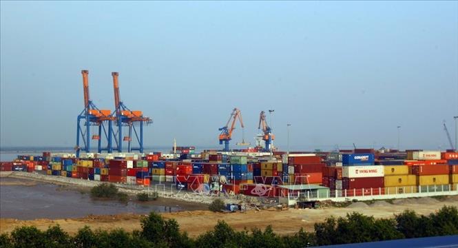 Trong ảnh: Hoạt động cảng biển kho vận hàng hóa sẽ phát triển và chủ lực tại KKT Đình Vũ – Cát Hải. Ảnh: Huy Hùng – TTXVN

