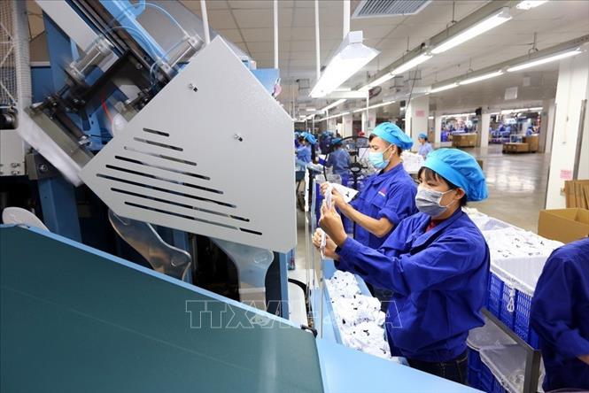 Trong ảnh: Dây chuyền sản xuất và đóng gói tất xuất khẩu tại Công ty TNHH Jasan Việt Nam, vốn đầu tư của Trung Quốc, tại Khu công nghiệp VSIP Hải Phòng. Ảnh: Danh Lam – TTXVN