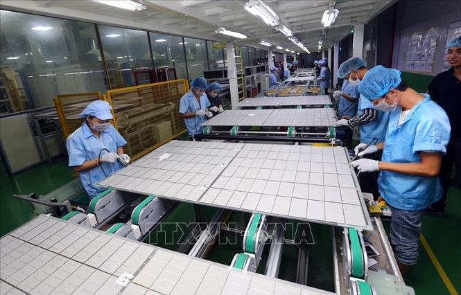 Trong ảnh: Sản xuất, lắp ráp tấm quang điện mặt trời tại Công ty TNHH chế tạo Canadian Solar Việt Nam, vốn đầu tư của Canada, tại Khu công nghiệp VSIP Hải Phòng. Ảnh: Danh Lam – TTXVN