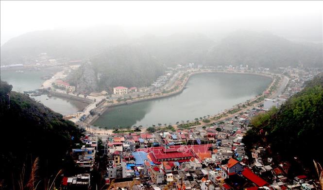 Trong ảnh: Đảo Cát Bà, huyện Cát Hải đang trở thành điểm du lịch lý tưởng của Hải Phòng,nơi du khách có thể hòa mình và khám phá thiên nhiên nguyên sơ hùng vĩ, với đường bờ biển tuyệt đẹp cùng hệ sinh thái đa dạng. Ảnh: Huy Hùng – TTXVN