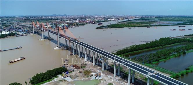 Trong ảnh: Cầu Bạch Đằng trên tuyến cao tốc Hạ Long - Hải Phòng là một trong những cây cầu lớn nhất cả nước và đứng thứ 3 trong số 7 cây cầu dây văng có nhiều nhịp nhất thế giới. Ảnh: Trung Nguyên - TTXVN