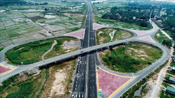 Trong ảnh: Tuyến cao tốc Hạ Long - Hải Phòng kết nối Quảng Ninh – Hải Phòng – Hà Nội, góp phần thực hiện các mục tiêu chiến lược về thu hút đầu tư, phát triển kinh tế – xã hội của tỉnh Quảng Ninh và TP Hải Phòng. Ảnh: Trung Nguyên - TTXVN