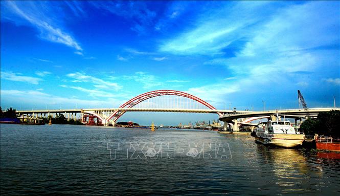 Trong ảnh: Cầu Hoàng Văn Thụ bắc qua sông Cấm, nối phường Minh Khai (quận Hồng Bàng) với xã Tân Dương (huyện Thủy Nguyên). Cầu có kiến trúc độc đáo dáng vòm. Ảnh: An Đăng - TTXVN