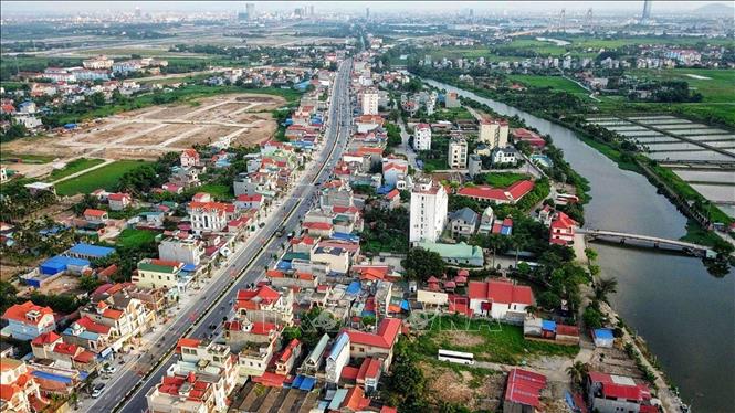 Trong ảnh: Tuyến tỉnh lộ 359 đoạn từ Trung đoàn 238 chân cầu Bính đến Ngã tư Núi Đèo, huyện Thủy Nguyên được thông xe ngày 8/5/2020, là con đường huyết mạch kết nối giữa huyện Thủy Nguyên với trung tâm thành phố, các quận huyện lân cận và tỉnh Quảng Ninh, góp phần hoàn thiện mạng lưới giao thông đô thị của Hải Phòng. Ảnh: Minh Thu - TTXVN