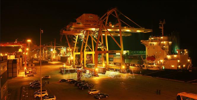 Trong ảnh: Bến container Tân Vũ - Lạch Huyện có 5 cầu tàu tổng chiều dài hơn 980m, năng lực tiếp nhận tàu tải trọng đến 40.000 tấn, được trang thiết bị tiên tiến hiện đại nhất khu vực bán đảo Đình Vũ – Hải Phòng. Ảnh: Lâm Khánh - TTXVN