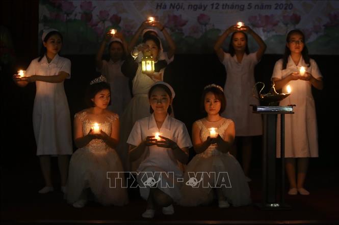 Trong ảnh: Nghi thức rước đèn để tưởng nhớ công lao của bà Florence Nightingale trong công tác điều dưỡng và vệ sinh bệnh viện. Ảnh: Minh Quyết - TTXVN