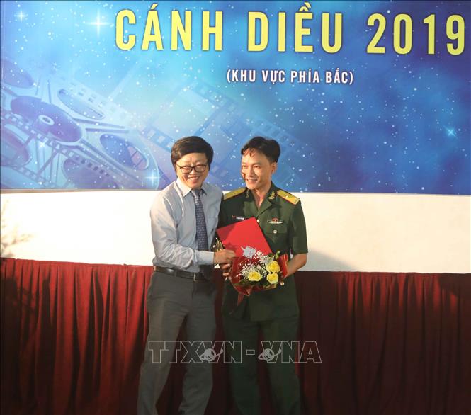 Trong ảnh: Ban Tổ chức trao giải Cánh diều Vàng ở hạng mục phim tài liệu cho phim 