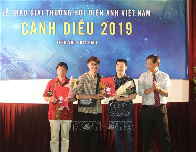 Trong ảnh: Ban Tổ chức trao giải cho đạo diễn và họa sĩ chính xuất sắc ở hạng mục phim hoạt hình. Ảnh: Thanh Tùng - TTXVN 