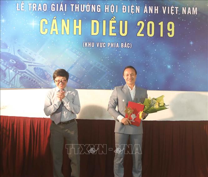 Trong ảnh: Nhà quay phim Trần Xuân Chung nhận giải quay phim xuất sắc với phim tài liệu 