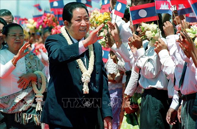 Trong ảnh (tư liệu): Đại tướng Sisavath Keobounphanh (giữa) tới sân bay quốc tế Pochentong ở thủ đô Phnom Penh, trong chuyến thăm Campuchia ngày 24/4/2000. Ảnh: AFP/TTXVN
