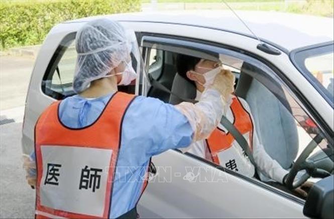 Trong ảnh: Tập huấn xét nghiệm PCR nhằm phát hiện người nhiễm COVID-19 tại Toyoake, quận Aichi, Nhật Bản ngày 12/5/2020. Ảnh: Kyodo/TTXVN 
