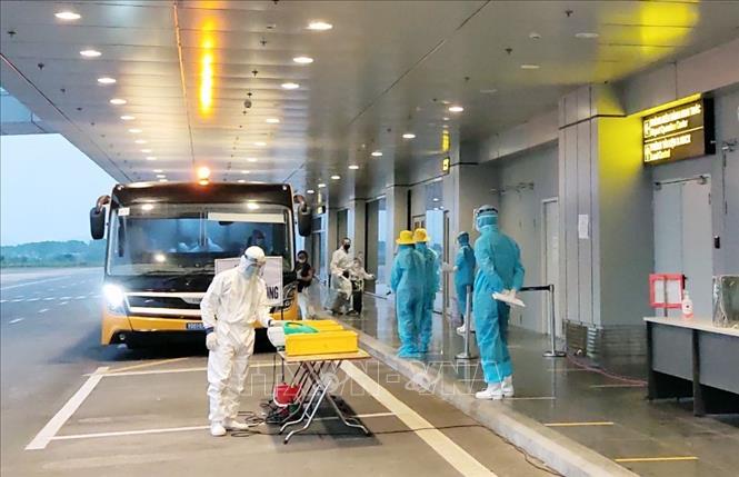 Trong ảnh: Lực lượng y tế chuẩn bị đón hành khách. Ảnh: TTXVN phát