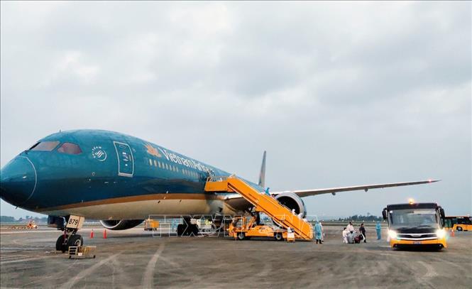 Trong ảnh: Máy bay Airbus 350 mang số hiệu VN62 của Hãng hàng không Vietnam Airlines đưa 345 người Việt từ Liên bang Nga về Việt Nam. Ảnh: TTXVN phát
