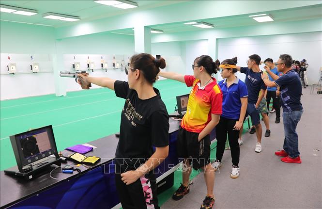 Trong ảnh: Các huấn luyện viên chuẩn bị giáo án tập luyện mới cho Đội tuyển Bắn súng quốc gia sau 1 thời gian nghỉ vì dịch COVID-19. Ảnh: Thành Đạt - TTXVN