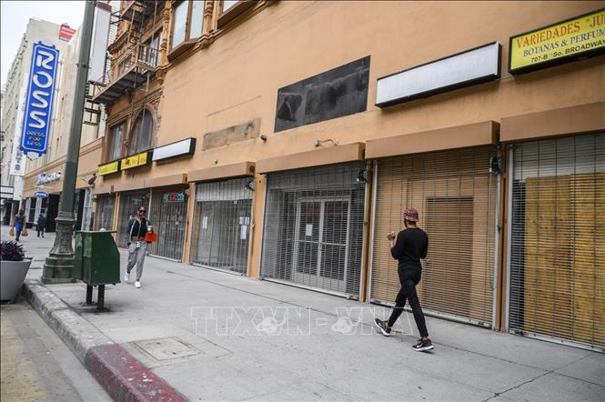 Trong ảnh: Các cửa hàng bán lẻ đóng cửa do dịch COVID-19 tại Los Angeles, bang California, Mỹ ngày 30/4/2020. Ảnh: AFP/TTXVN