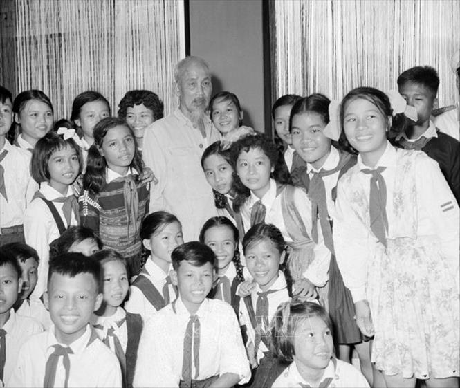Trong ảnh: Chủ tịch Hồ Chí Minh với các thiếu nhi Việt Nam và quốc tế tại Lễ kỷ niệm Quốc khánh 2/9/1961. Ảnh: TTXVN