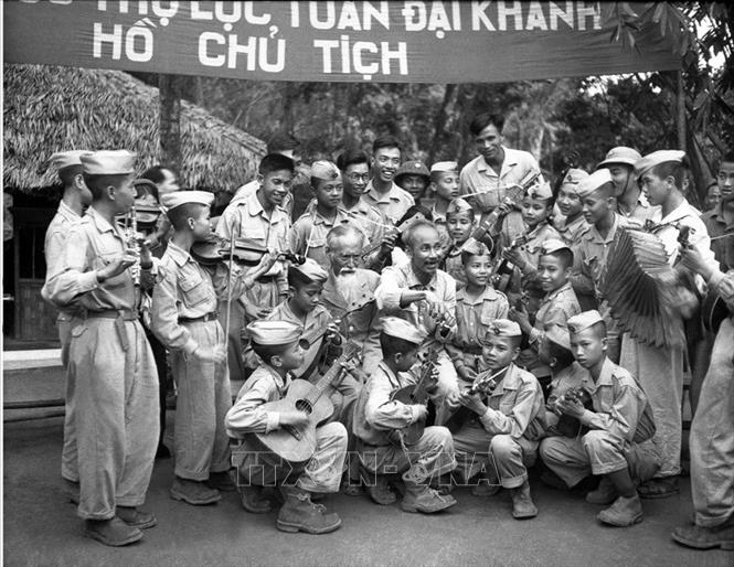 Trong ảnh: Chủ tịch Hồ Chí Minh với đoàn nghệ thuật thiếu nhi Liên khu X và đội Thiếu sinh quân đến chúc mừng sinh nhật lần thứ 60 của Bác tại Việt Bắc, năm 1950. Ảnh: TTXVN