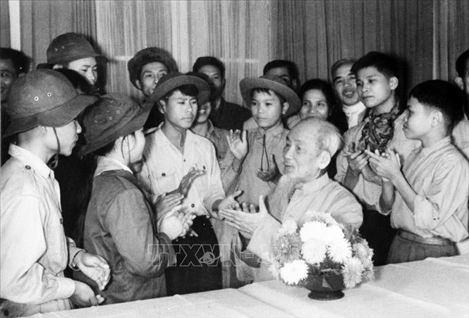Trong ảnh: Bác Hồ với các thiếu nhi dũng sĩ miền Nam ra thăm miền Bắc (13/2/1969). Ảnh: Tư liệu TTXVN