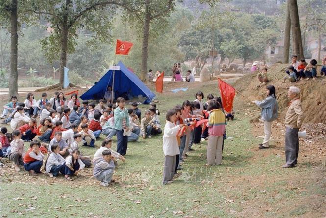 Trong ảnh: Trao khăn quàng đỏ cho đội viên mới tại buổi giao lưu của các trường trên địa bàn thủ đô trên núi Tiên Lữ, huyện Chương Mỹ, Hà Tây (1997). Ảnh: Tuấn Hải - TTXVN