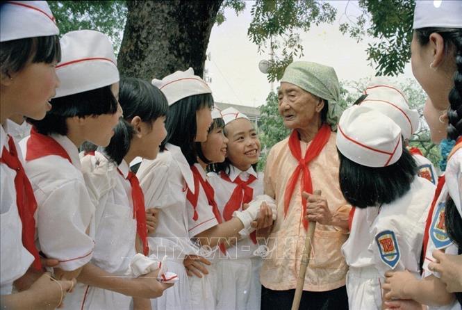 Trong ảnh: Thiếu nhi Hà Nội thăm cụ Nguyễn Thị Hằng, mẹ liệt sỹ Dương Văn Nội, hy sinh trong thời kỳ kháng chiến chống Pháp khi mới tròn 15 tuổi. Ảnh: Đình Trân - TTXVN