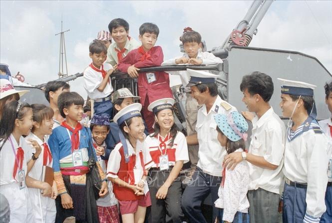 Trong ảnh: Đoàn đại biểu thiếu nhi về dự 