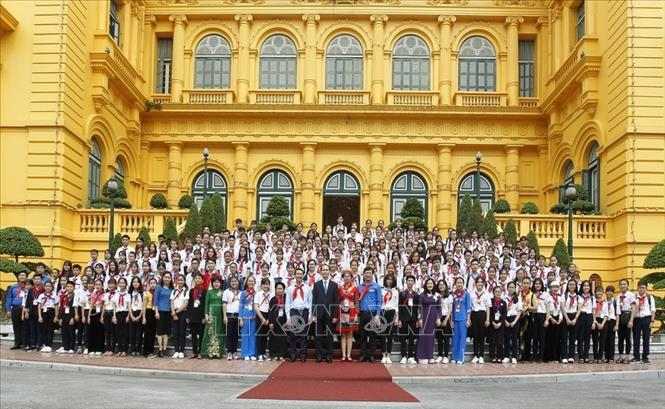 Trong ảnh: Chủ tịch nước Trần Đại Quang với đoàn đại biểu Chỉ huy Đội giỏi toàn quốc 2018. Ảnh: Nhan Sáng-TTXVN